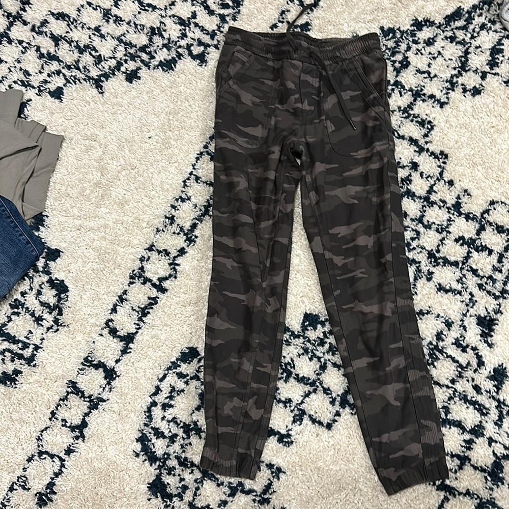 Athleta Farrellon Jogger grey green Camo